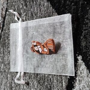 VINTAGE THANKSGIVING PILGRIM WOOD PIN BROOCH WOOD FALL AUTUMN